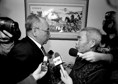 15日，內(nèi)蒙古高院副院長趙建平（左）帶隊向呼格吉勒圖父母送達再審法律文書。