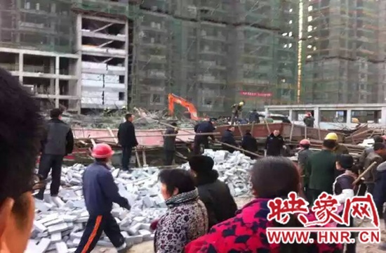 圖為事故現(xiàn)場情況，當(dāng)?shù)厝罕姽﹫D。