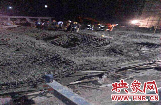 圖為事故現(xiàn)場情況，當(dāng)?shù)厝罕姽﹫D。