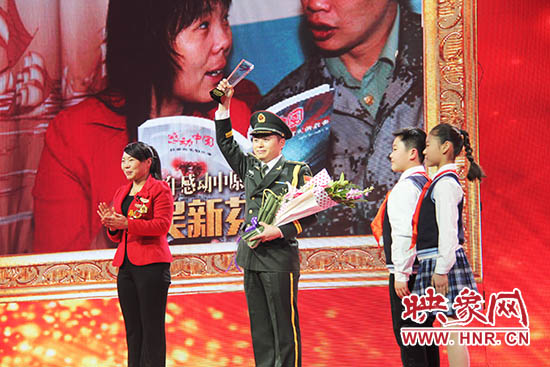 中國人民解放軍71352部隊(duì)19分隊(duì)管理員王留杰上臺(tái)接受頒獎(jiǎng)。