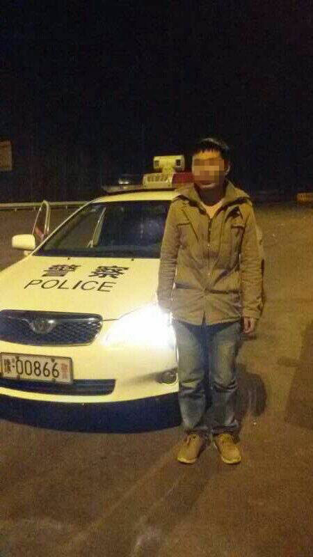 男子被父親拋棄后，在高速交警的幫助下才得以回家。