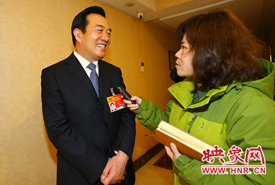 全國(guó)人大代表、省人大常委會(huì)委員、鄭州市人大常委會(huì)主任、黨組書(shū)記白紅戰(zhàn)接受采訪。
