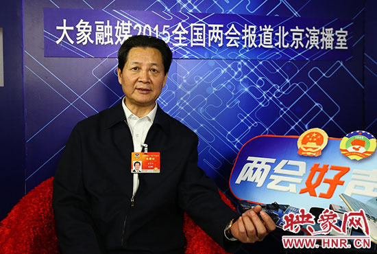 在全國(guó)政協(xié)委員、河南大學(xué)校長(zhǎng)婁源功接受采訪。