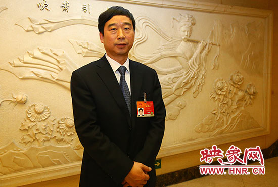 全國(guó)人大代表、信陽(yáng)市委副書(shū)記、市長(zhǎng)喬新江表示，信陽(yáng)明港機(jī)場(chǎng)將成為鄭州航空港區(qū)有效補(bǔ)充。
