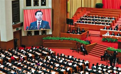 十二屆全國(guó)人大三次會(huì)議舉行第二次全體會(huì)議，全國(guó)人大常委會(huì)委員長(zhǎng)張德江作全國(guó)人大常委會(huì)工作報(bào)告。