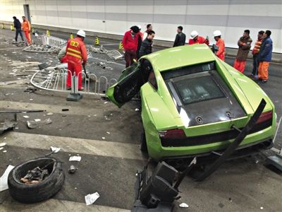 大屯路隧道內，事故現場百余米長的隔離欄被撞倒，事故一側全是隔離欄以及車身的碎片。新京報記者 浦峰 攝
