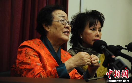 圖為慰安婦受害者李容洙（Lee Yong Soo。圖左）發(fā)表講話，要求安倍正式道歉。