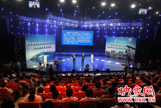 16日上午，河南電視臺1500平米演播廳內(nèi)座無虛席。