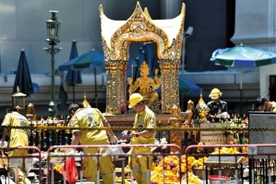 18日，泰國曼谷四面佛前，救援人員在爆炸現(xiàn)場進(jìn)行清理。四面佛附近17日晚發(fā)生爆炸，造成6名中國公民死亡，20余人受傷。