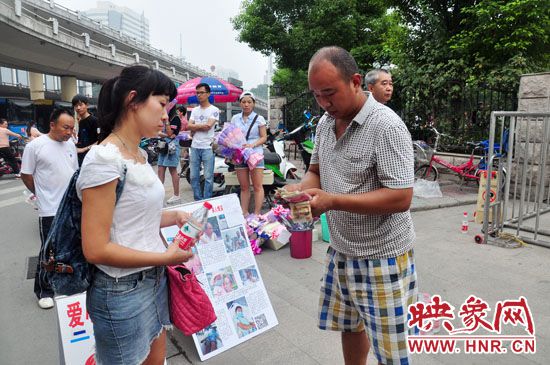 一名市民在買水。