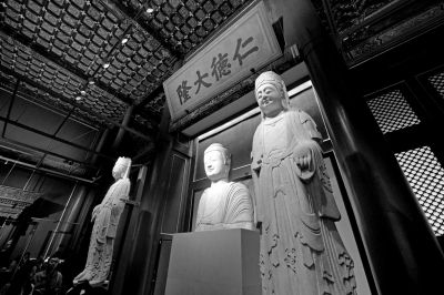      北齊石佛像和菩薩像。京華時報記者 王海欣 攝