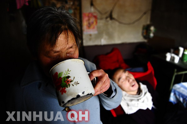 3月29日，楊林睡著了，母親邵秀景喝上一口水。