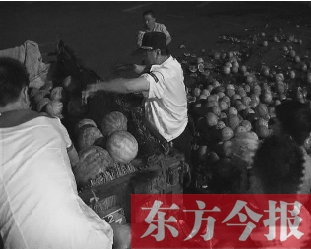 昨日凌晨，鄭州街頭，眾多愛心市民幫瓜農(nóng)撿拾西瓜