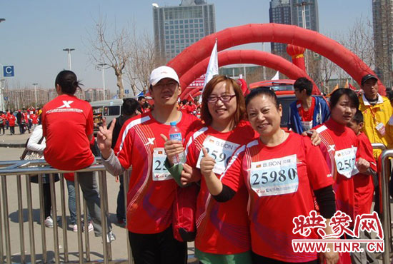2010年，劉小琴（中）組織殘疾人朋友第一次參加鄭開馬拉松賽。