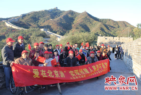 旅游對于殘疾人朋友來說比正常人要困難許多，2011年，劉小琴帶領(lǐng)殘障朋友登上了長城。