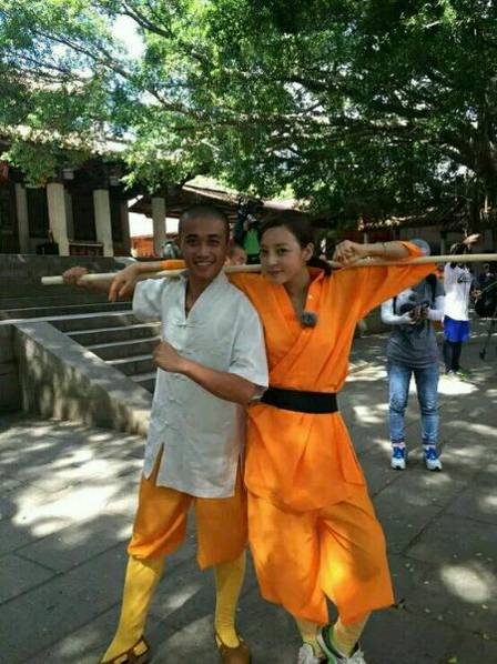 這些參加節(jié)目的女星當(dāng)中既有歌手，又有演員，都是時(shí)尚年輕且受歡迎的女星。