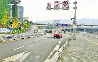 12月18日，本報(bào)記者駕車經(jīng)過江北嘴千廝門大橋匝道附近道路和財(cái)信廣場旁支路體驗(yàn)時(shí)，收音機(jī)里能聽到神秘的路況提示音。本報(bào)記者