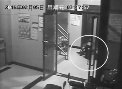 小區(qū)監(jiān)控視頻截圖，兩人一坐一跪竟聊了十多分鐘。