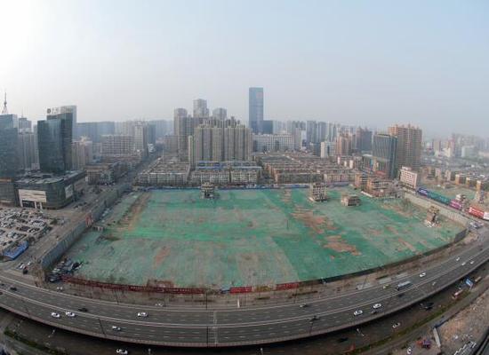 2016年4月，經(jīng)過持續(xù)攻堅(jiān)，親賢社區(qū)西北片區(qū)的拆遷工作基本告一段落，但在鋪設(shè)了防塵綠網(wǎng)的空地中，至今仍有3戶居民選擇了“堅(jiān)守”。(拍攝：2016年4月4日)