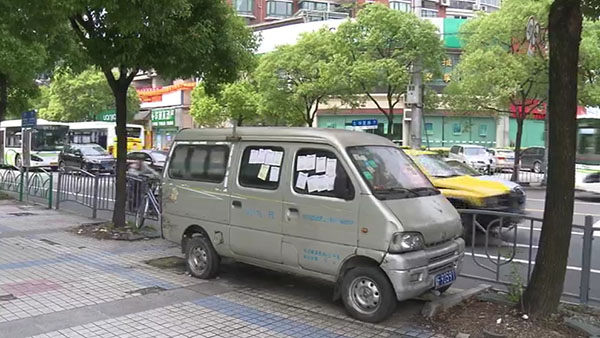 被棄置在人行道上的面包車。