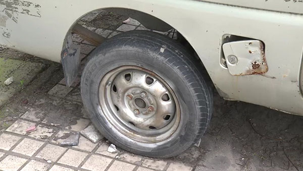 小面包車的輪胎已經(jīng)基本脫離了輪轂。