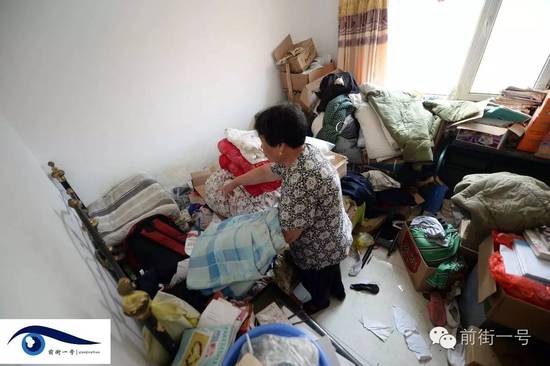 李亞榮的婆婆在收拾房間。