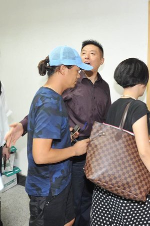 新京報快訊(記者劉洋)今天上午9時許，王寶強(qiáng)在律師張起淮的陪同下到北京朝陽法院，起訴離婚并交納訴訟費。王寶強(qiáng)方預(yù)估財產(chǎn)總額至少在1個億，法院遂按照1億元暫計財產(chǎn)價值，依據(jù)《訴訟費交納辦法》收取了訴訟費24.9575萬元。