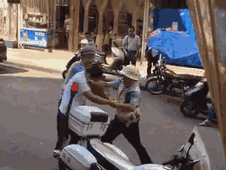嫌疑男子涉嫌無證駕駛摩托車，且車輛違規(guī)加裝遮陽傘并在行駛時不戴安全頭盔，辱罵毆打執(zhí)法交警。 本文圖片均來自 廣西梧州在線警務