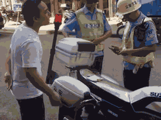 廣西梧州一男子騎車違法加裝遮陽傘，辱罵腳踹執(zhí)法交警被拘