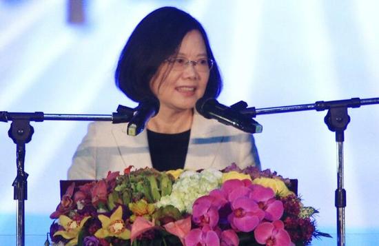 蔡英文向教師溫情喊話教師嗆：太晚了?。▓D片來源：臺(tái)灣《聯(lián)合報(bào)》）