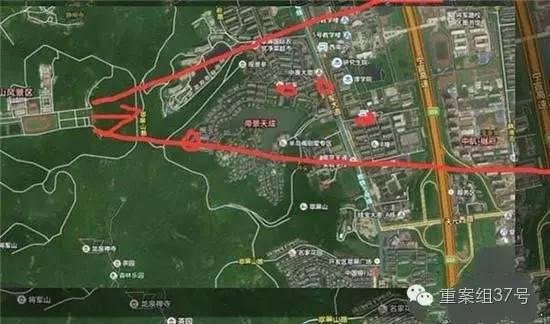 射擊場子彈射出方向（紅箭頭）有多個(gè)居民小區(qū) 。 圖片來源：交匯點(diǎn)新聞