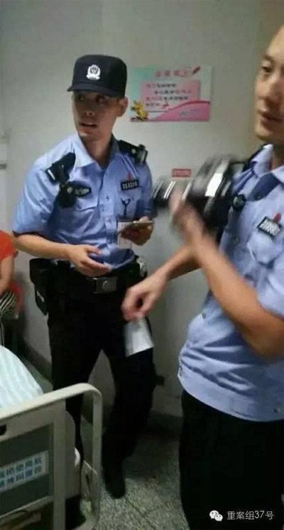 民警到醫(yī)院對秦女士體內(nèi)子彈取證調(diào)查。 受訪者供圖