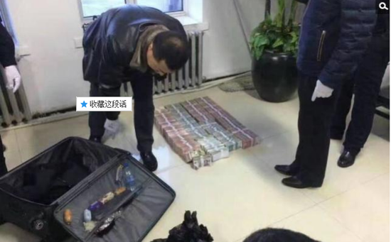 京華時(shí)報(bào)訊昨天凌晨1點(diǎn)左右，黑龍江省密山市一銀行金庫(kù)發(fā)生搶劫案。一名身穿迷彩服男子準(zhǔn)備劫取現(xiàn)金時(shí)被發(fā)現(xiàn)，致一名金庫(kù)值守人員死亡，隨后棄款而逃。目前，該男子尚未歸案，案件正在全力偵辦中。