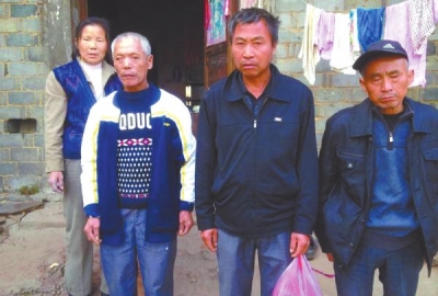 已被判死緩、在獄中服刑的4個(gè)村民的家人一直在為兒子喊冤。圖片來自網(wǎng)絡(luò)