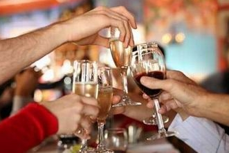 男子拼酒憋爆食管 你還敢這樣喝酒嗎？(組圖)