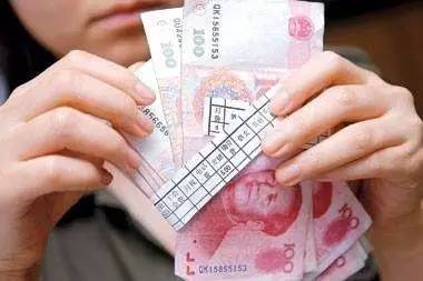 最低工資標(biāo)準(zhǔn)上調(diào)，在原最低工資標(biāo)準(zhǔn)線的勞動者工資將提高，到手工資會跟著上漲。