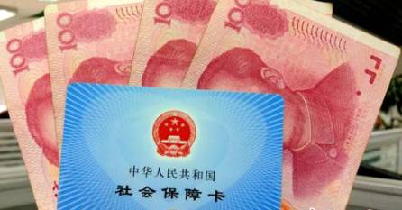 從今年1月1日開始，原有的失業(yè)保險費(fèi)率是1.5%的有22個省份，包括新疆生產(chǎn)建設(shè)兵團(tuán)，可以在確保失業(yè)保險金按時足額發(fā)放、穩(wěn)崗補(bǔ)貼順利實(shí)施的基礎(chǔ)上，可以降低0.5個百分點(diǎn)。個人的費(fèi)率不超過單位的費(fèi)率。
