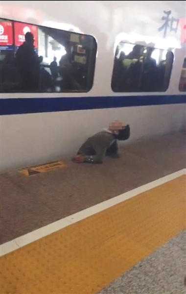 視頻顯示，一男子下半身被卡在站臺(tái)與列車(chē)之間縫隙。