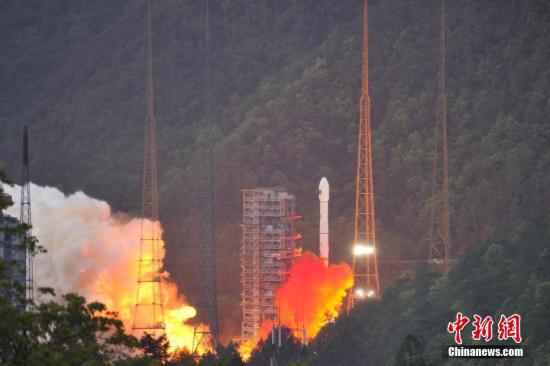 4月12日19時(shí)04分，中國(guó)西昌衛(wèi)星發(fā)射中心成功發(fā)射實(shí)踐十三號(hào)衛(wèi)星。 葉樂(lè)峰 攝