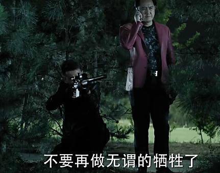 《人民的名義》原著小說有這么一段：趙瑞龍要找殺手殺了侯亮平，結(jié)果趙瑞龍的三姐發(fā)話：侯亮平要是死了趙瑞龍也要死!這就說明了大boss趙立春沒把握在侯死后的各方反應(yīng)中護(hù)住兒子趙瑞龍，因此，這就告訴了讀者，侯亮平的背景絕對不比趙立春差!