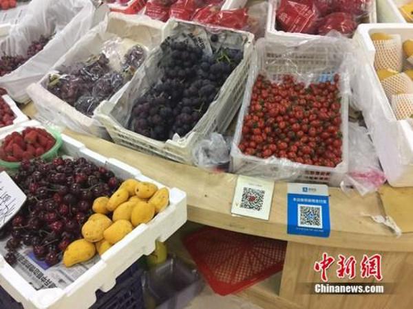 某水果攤，收款二維碼貼在顯眼位置。中新網(wǎng) 吳濤 攝