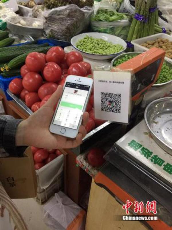 有顧客正在用微信支付結(jié)賬。中新網(wǎng) 吳濤 攝