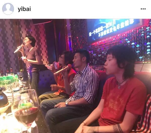 王菲母女跟李榮浩一起唱K，竇靖童的表情亮了