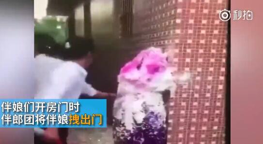 據(jù)澎湃新聞消息，近日廣東江門開平某村又現(xiàn)惡俗婚鬧。男方兄弟團去接新娘的時候，先用彩帶對著姐妹團狂噴，后來甚至有人用滅火器直接噴伴娘面部，害的伴娘差點被送進醫(yī)院。