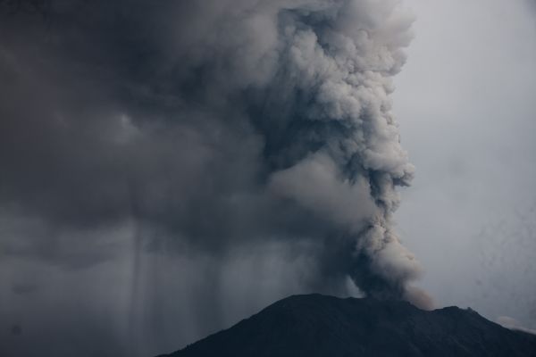 這是11月28日在印度尼西亞巴厘島拍攝的噴發(fā)火山灰的阿貢火山。新華社發(fā)