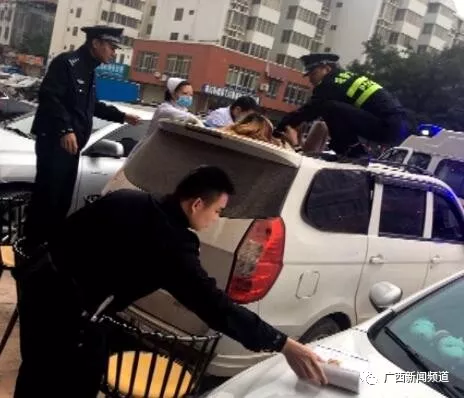 ▲女子跌落至一面包車車頂，民警和醫(yī)護(hù)人員將其救下。