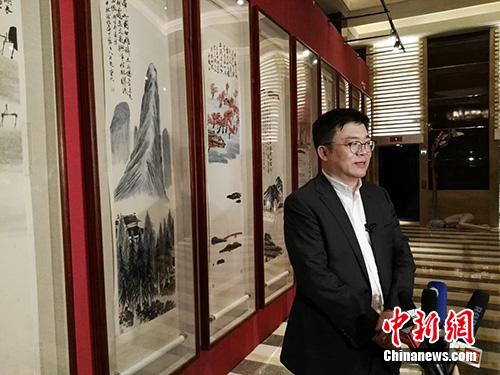 北京保利拍賣執(zhí)行董事趙旭在當晚接受采訪。<a target='_blank'  _fcksavedurl='http://www.chinanews.com/' _fcksavedurl='http://www.chinanews.com/' >中新網(wǎng)</a>記者 宋宇晟 攝
