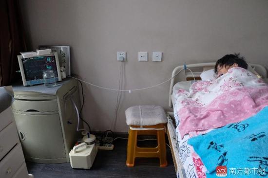 為了照顧張津華，家人把家里的房間變成了病房。氧氣管、心電圖、呼吸機(jī)、排痰機(jī)、鼻飼管、藥柜……（羅逸爵 攝）