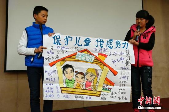 12月4日，由全國婦聯(lián)和聯(lián)合國兒童基金會(huì)在北京共同舉辦了“共同行動(dòng)——停止對兒童暴力，促進(jìn)兒童保護(hù)”的主題宣傳活動(dòng)。圖為活動(dòng)兒童代表以繪畫的形式說出他們的心聲。<a target='_blank'  _fcksavedurl='http://www.chinanews.com/'>中新社</a>發(fā) 富田 攝