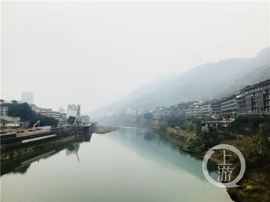 △赤水河兩岸的茅臺鎮(zhèn)有著超過2000家白酒經營戶。